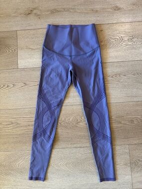 High-Rise Lavender-Blue Leggings with Sculpting Seam Detail